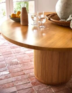 Elvia Round Dining Table -Hearth & Home Store SS23 GabriellaRoundDiningTable 207 detail